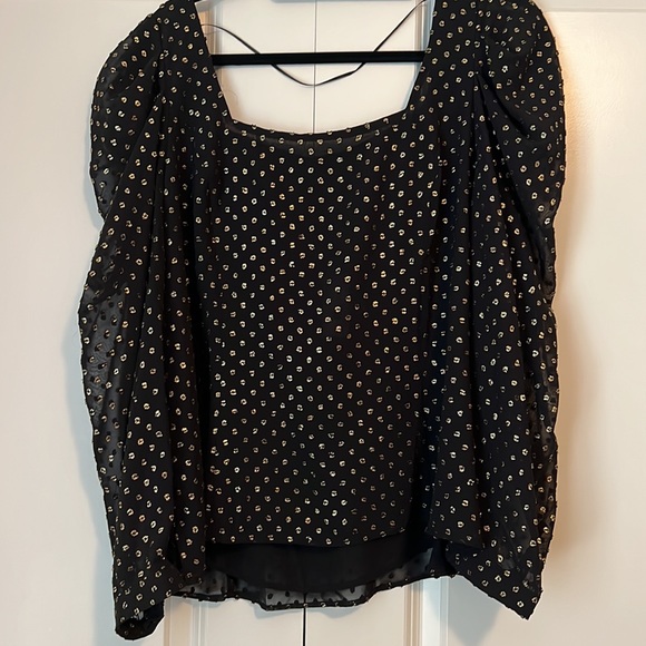 Square neckline fitted blouse with elasticized back. - Picture 2 of 4